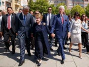 Gäste an der 20-Jahr-Feier zum Abzug der Serben aus dem Kosovo: Präsident Hashim Thaci, die ehemalige US-Aussenministerin Madeleine Albright und Ex-US-Präsident Bill Clinton. (Bild: KEYSTONE/EPA/VALDRIN XHEMAJ)