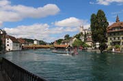 Irgendetwas fehlt: Blick auf die Reuss ohne Reusswehr. (Bild: Elena Oberholzer, Luzern, 12. Juni 2019)