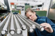 Eine Mitarbeiterin eines Metallbaubetriebs kontrolliert Stahlrohre. (Bild: Kniel Synnatschke/Westend61)