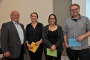 Verleihung des Urner Medienpreis 2019 in Altdorf; von links: Jurymitglied Othmar Kempf mit den Gewinnern Martina Tresch-Regli (3. Preis), Siegerin Carmen Epp und Matthias Fürst (2. Preis). (Bild: Urs Hanhart, 12. Juni 2019)
