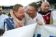 Wird zum FCL-Retter: Trainer Rolf Fringer (links). (Bild: Philipp Schmidli).
