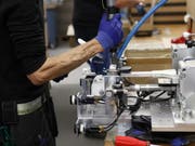Schweizer Unternehmen haben höhere Kosten als die ausländische Konkurrenz. Trotzdem lehnt der Nationalrat einen «Heimatschutz»-Artikel bei Beschaffungen ab. (Bild: KEYSTONE/MARA TRUOG)
