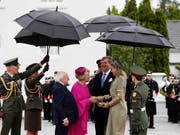Empfang unterm Regenschirm: Irlands Präsident Michael Higgins (dritter von links) und seine Frau Sabina Coyne begrüssen das niederländische Königspaar Willem-Alexander und Máxima in Dublin. (Bild: KEYSTONE/AP PA/BRIAN LAWLESS)