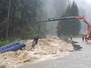 Rettung in höchster Not: In Splügen mussten zwei Personen aus den Fluten des «Hüscherabach» gerettet werden. Es handelt sich um zwei deutsche Touristen, die im Schlaf vom Wasser überrascht wurden. (Bild: Kapo GR)