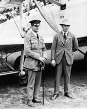 Navigator Arthur Brown und Pilot John Alcock vor der Vickers Vimy im August 1919. (Bild: Alamy)