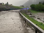 Die überflutete und gesperrte A13 bei Medels.