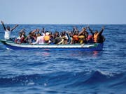 Nach Angaben der Internationalen Organisation für Migration wagen sich nicht weniger Menschen auf die gefährliche Fahrt über das Mittelmeer. Doch das Risiko, dabei zu sterben, hat sich vervierfacht. (Bild: Keystone/EPA Medicos Sin Fronteras/DOCTORS WITHOUT BORDERS HANDO)