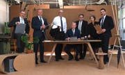 Etwas weniger steif wirkt das regierungsrätliche Bild ohne die Landschreiber (von links): Andreas Hostettler, Heinz Tännler, Martin Pfister, Stephan Schleiss, Beat Villiger, Silvia Thalmann und Florian Weber. (Bild PD)