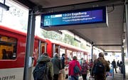 Ein Zug der Zentralbahn in Stans, kurz vor der Weiterfahrt nach Dallenwil, Wolfenschiessen und Engelberg. (Bild: Corinne Glanzmann, Stans, 6. Dezember 2016)