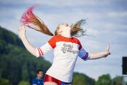 Das Eidgenössische hat begonnen: Seit Donnerstagmorgen führen die Turnerinnen und Turner akrobatische Sprünge, elegante Pirouetten und kraftvolle Hebefiguren auf dem Festgelände vor.