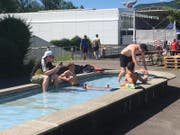 Es war ein langer und vor allem ein heisser Tag für die Leichtathleten. Da haben sich die Athleten nach getaner Arbeit ein Bier im Brunnen verdient. (Bild: Martin Probst)