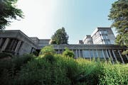 Die Gebäude der Kantonsschule in Wattwil sind möglicherweise schutzwürdig. Sicher sind sie aber sanierungsbedürftig, was sich zum Beispiel im Innern zeigt. (Bild: Olivia Hug)