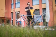 Tobi Gmür ist daheim auch für die Wäsche verantwortlich. (Bild: Boris Bürgisser, Luzern, 12. Juni 2019)