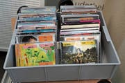 Auch DVD, Games und «Bravo-Hits» gibt es zu kaufen. (Bild: Johannes Wey)