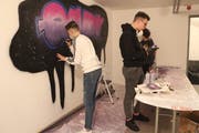 Mit grossem Engagement gehen die Jugendlichen daran, die Räume zu gestalten. (Bild: Hannelore Bruderer)