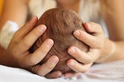 Kuscheln gehört bei uns seit jeher zum Alltag dazu und wird es, solange die Kinder wollen. (Iagom/Fotalia)