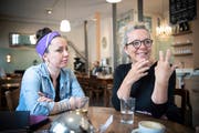 Tochter Jenny Heeb und Mutter Eveline Falk: 1991 gingen sie gemeinsam an den Frauenstreik, am Freitag sind sie erneut zu zweit unterwegs. (Bild: Ralph Ribi - 6. Juni 2019)