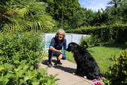 Wenn das Wetter schön ist, ist Maureen Müller draussen. Und spielt zum Beispiel in ihrem Garten in Rorschach mit Hund Bobbi. (Bild: Jolanda Riedener)