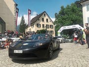 Die Elektroautos werden bestaunt: Im letzten Jahr machte die Wave halt im Städtli Sargans. (Bild: PD)
