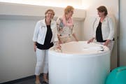 Von links: Esther Waser, Leiterin Hebammen und Pflege, Hebamme Franziska Kaufmann und Barbara Stocker, Präsidentin des Schweizerischen Verbandes. (Bild: Boris Bürgisser (Sarnen, 13. Juni 2019))