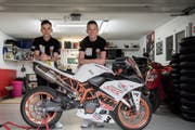Die Brüder Roy (links) und Lee Doti mit ihrer Trainingsmaschine in der heimischen Garage in Eggersriet. (Bild: Adriana Ortiz Cardozo)