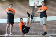 Von links: Die Barrenleiter Tobias Nessensohn und Marcel Tobler sowie Vereinspräsident Reto Ammann. (Bild: Yann Lengacher)