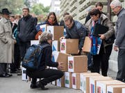 Die Initianten bei der Einreichung der Unterschriften zur Konzernverantwortungsinitiative, über die der Nationalrat am Donnerstag diskutiert hat. (Bild: KEYSTONE/PETER SCHNEIDER)