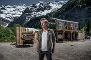 Richard Bucher (Old Shatterhand) vor dem noch nicht fertiggestellten Saloon auf der Freilichtbühne. (Bild: Pius Amrein, Engelberg, 4. Juni 2019)