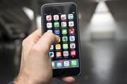 Apps auf einem Smartphone. In der Stadt St.Gallen wird derzeit geprüft, ob eine App speziell für Jugendliche geschaffen werden soll. (Bild: Christian Beutler/KEY - 5. Januar 2018)