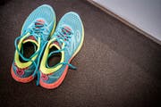 Das wichtigste Equipment der Ultramarathonläuferin: ihre Schuhe. (Bild: Andrea Stalder)