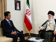 Der japanische Premierminister Shinzo Abe versucht bei seinem Treffen mit Ayatollah Ali Khamenei im Atomstreit zu vermitteln. (Bild: Keystone/EPA Iranian supreme leader offic/HANDOUT)