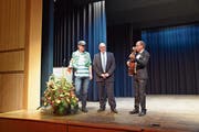 Tobias Fischer als FCSG-Fan Gallus, Kantonsratspräsident Daniel Baumgartner und Moderator Christoph Ackermann. (Bild: Tobias Söldi)