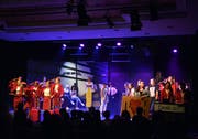 Im Kathi-Musical 2019 verwandeln sich die Bühne zu einem Flughafen und die Schülerinnen zu Stewardessen und Passagierinnen. (Bild: Carola Nadler)