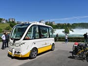 Mit dem selbstfahrenden Bus gelangt man nun auch zum Rheinfall. (Bild: profifoto.ch)