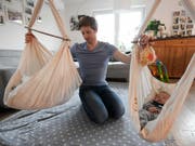 Unter anderem, weil es in der Schweiz keinen gesetzlich verankerten Vaterschaftsurlaub gibt, bildet die Schweiz das Schlusslicht in der Unicef-Studie. (Bild: Keystone/APA/APA/HANS KLAUS TECHT)