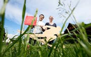 Edgar Schuler und Melanie Jordi vom Skiclub Finstersee mit dem hölzernen Rennfahrer, der für das grosse Schi-Fäscht wirbt. (Bild: Stefan Kaiser, Finstersee, 3. Juni 2019)
