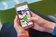 Jugendliche verbringen viel Zeit im Internet. Damit steigt auch die Gefahr, sich ungewollt strafbar zu machen. (Bild: Urs Bucher)
