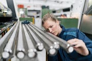 Im Sektor Industrie ist die Zahl der Stellensuchenden im Kanton St. Gallen im Vorjahresvergleich etwas angestiegen. (Bild: Kniel Synnatzschke/Key)
