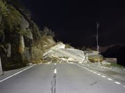 Die Felsbrocken am Lukmanierpass türmen sich auf einer Länge von 30 Metern bis zu vier Meter hoch. (Bild: Kapo GR)