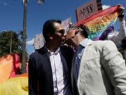 Jubel unter Homosexuellen: Das Verfassungsgericht in Ecuador hat am Mittwoch die Ehe zwischen zwei Personen des gleichen Geschlechts gutgeheissen. (Bild: KEYSTONE/AP/DOLORES OCHOA)