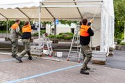 Auch der Zivilschutz hilft beim Aufbau mit. (Bild: ZSO Emme)