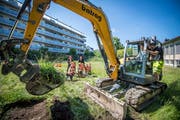 Schulpräsidentin Seraina Perini mit dem Bagger. (Bild: Reto Martin