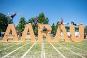 Geräteturnerinnen des STV Ballwil posieren auf dem Aarau-Schriftzug im Schachen. (Bild: Urs Flüeler/Keystone)