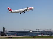 Die Swiss hat im Mai nicht nur mehr Passagiere transportiert, sondern dafür auch mehr Flüge durchgeführt. (Bild: KEYSTONE/CHRISTIAN MERZ)