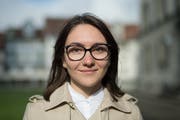 Anna Viola Bleichenbacher, Jahrgang 1997, studiert Rechtswissenschaften in Basel und ist im Vorstand der SP Rorschach. (Bild: Benjamin Manser)