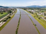 Das Hochwasser im Rhein geht zurück, der Bodenseepegel steigt. (Bild: KEYSTONE/GIAN EHRENZELLER)