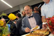 Die FDP Obwalden nominiert Marco De Col aus Kerns für den Nationalrat - und dann stärkt er sich für den Wahlkampf am Aperobuffet der Landfrauen. (Bilder: Markus von Rotz, Kägiswil, 12. Juni 2019)