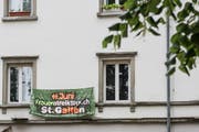 Hinweis auf den Frauenstreik vom Freitag an einer Stadtsanktgaller Hausfassade. (Bild: Adriana Ortiz Cardozo - 7. Juni 2019)