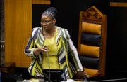 Thandi Modise leitet als neue Vorsitzende die erste Parlamentssitzung nach den nationalen Wahlen. (Bild: Nic Bothma/EPA / Kapstadt, 22. Mai 2019)