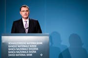 Die Schweizerische Nationalbank (SNB) unter ihrem Chef Thomas Jordan, hier an der Halbjahreskonferenz vom Donnerstag in Bern, hält an ihrem geldpolitischen Kurs mit Negativzinsen fest. (Bild: Anthony Anex/Keystone, 13. Juni 2019)